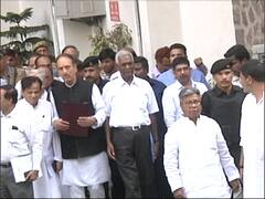 EVM में गड़बड़ी की शिकायत को लेकर अलग-अलग विपक्षी दलों के नेता चुनाव आयोग पहुंचे, देखिए