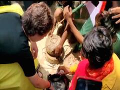 देखिए क्या हुआ जब प्रियंका गांधी ने अपने हाथ से पकड़ा सांप