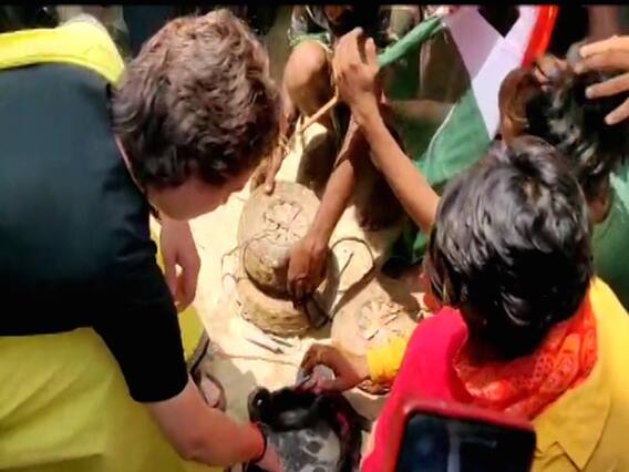 देखिए क्या हुआ जब प्रियंका गांधी ने अपने हाथ से पकड़ा सांप