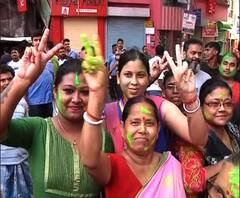 মিমি চক্রবর্তী জয়ের দিকে এগিয়ে যাওয়ায় যাদবপুরে তৃণমূল কর্মীদের উচ্ছ্বাস