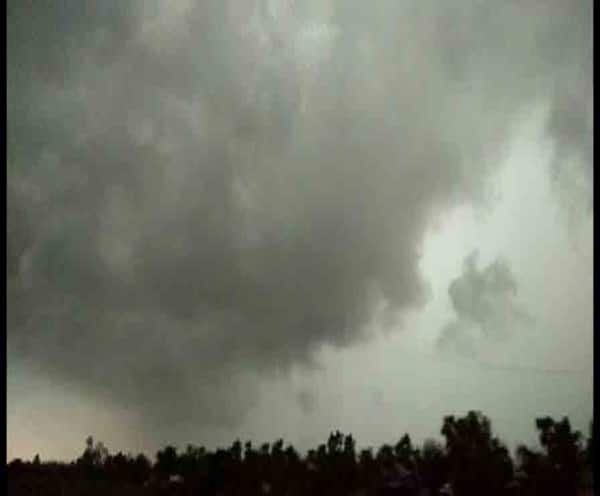 ওড়িশা উপকূলে আছড়ে পড়ার পর, এ রাজ্যেও আঘাত হানতে পারে ঘূর্ণিঝড় ফণী 'Extremely severe' cyclone 'Fani' to hit Odisha on Friday ওড়িশা উপকূলে আছড়ে পড়ার পর, এ রাজ্যেও আঘাত হানতে পারে ঘূর্ণিঝড় ফণী