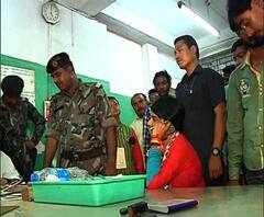 নিরাপত্তারক্ষীদের চিকিৎসা করাতে হাসপাতালে ঘাটালের বিজেপি প্রার্থী ভারতী ঘোষ