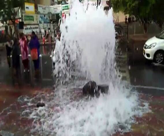 Pune Pipeline Burst | पुण्यातील विमाननगरमध्ये पाईपलाईन फुटून लाखो लीटर पाण्याची नासाडी | ABP Majha 