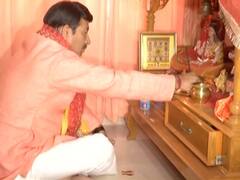 वोटिंग से पहले नॉर्थ ईस्ट दिल्ली से BJP उम्मीदवार मनोज तिवारी ने की पूजा, शीला दीक्षित से है मुकाबला