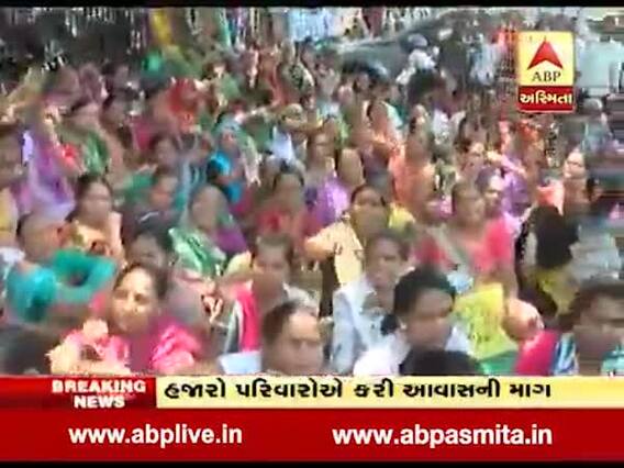 વડોદરામાં પ્રધાનમંત્રી આવાસના મકાનોથી વંચિત લોકો કોર્પોરેશન કમિશ્નર કચેરી સામે બેઠા ધરણાં પર, જુઓ વીડિયો