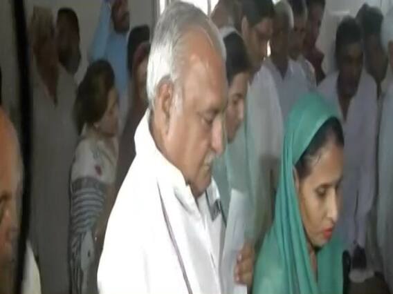 Bhupinder Singh Hooda casts his vote in Rohtak