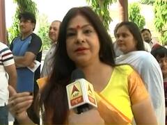 Malini Awasthi sings and appeals Lucknow to vote