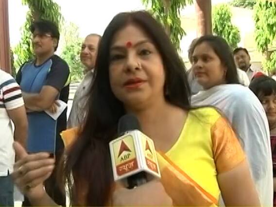 Malini Awasthi sings and appeals Lucknow to vote