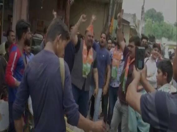 लोकसभा चुनाव 2019: BJP की जीत पर जम्मू कश्मीर के राजौरी में समर्थकों ने मनाया जश्न, बांटी मिठाईयां