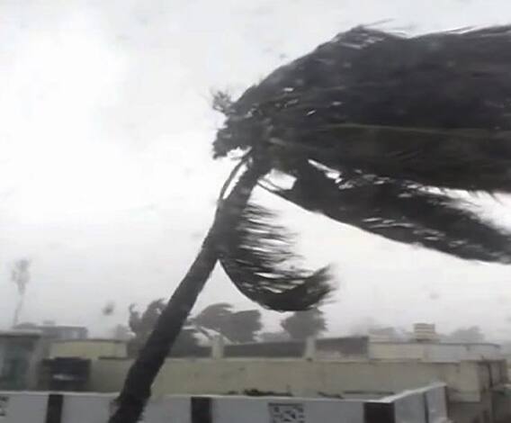 পুরীতে তাণ্ডব চালাচ্ছে ফণী, দেখুন আজ সকালের ছবি