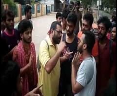 দেখুন, ভর্তি ফি বৃদ্ধির প্রতিবাদে পড়ুয়াদের বিক্ষোভে রণক্ষেত্র বিশ্বভারতী