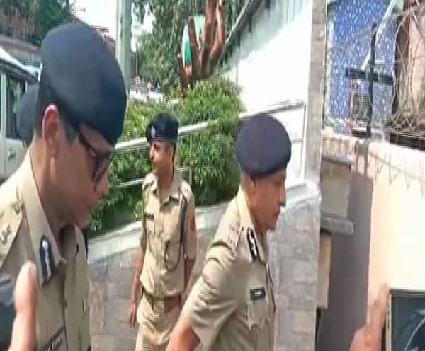 Lok Sabha Election 2019 - DGP visits Jagaddal, meets Police officials জগদ্দলে গেলেন রাজ্য পুলিশের ডিজি, বৈঠক করলেন পুলিশ আধিকারিকদের সঙ্গে, বৈঠক শেষে ঘুরে দেখলেন এলাকা