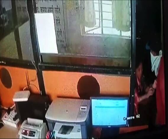 Women Courage | नाशिकमध्ये चाकुच्या धाकाला न घाबरता महिलेचा दरोडेखोराला इंगा | ABP Majha 