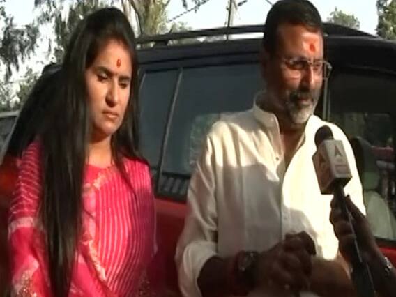 Nishikant Dubey offers prayers with his wife, assured of win