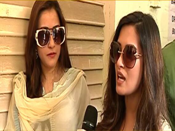 Bollywood actresses Rimi & Ria Sen request voters to vote sensibly 