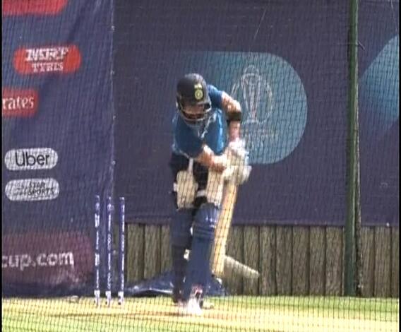 Virat World Cup Kit | विश्वचषकासाठी विराटच्या किटमध्ये तीन नवीन बॅट्स | खेळ माझा | ABP Majha 