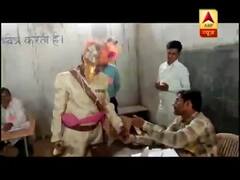 फतेहपुर: कुछ इस अंदाज में वोट डालने पहुंचा युवक, देखिए 
