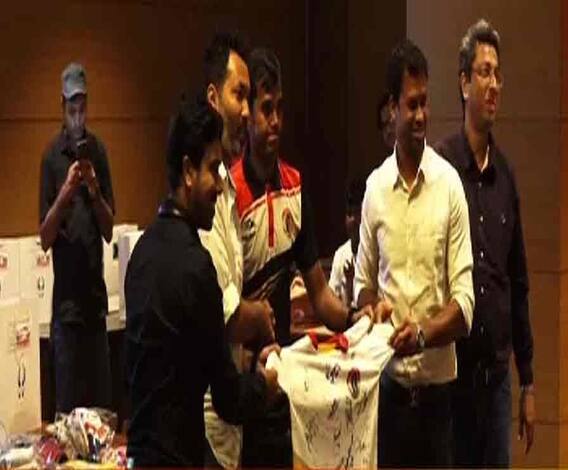 বিপদগ্রস্তদের পাশে দাঁড়াতে অর্থ সংগ্রহ, নিলামে উঠল সচিনের ব্যাট সহ ক্রীড়াব্যক্তিত্বদের নানা সরঞ্জাম