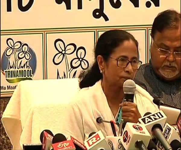 lok sabha election 2019- Kaar Dokhole Delhi-Mamata revamps party organisation to counter BJP's rise তৃণমূলের সংগঠনে ব্যাপক রদবদল, গুরুত্ব বাড়ল শুভেন্দু অধিকারী, ফিরহাদ হাকিম, অরূপ বিশ্বাসের