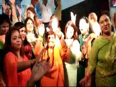 चुनाव की गहमागहमी के बीच देखिए साध्वी प्रज्ञा का ये डांस वीडियो