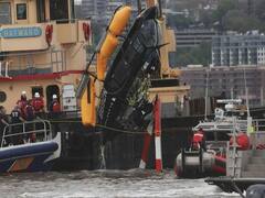 અમેરિકાઃ હેલિકોપ્ટર ક્રેશ થઈને હડસન નદીમાં ખાબક્યુ, પાયલટને થઇ નજીવી ઇજા, જુઓ વીડિયો