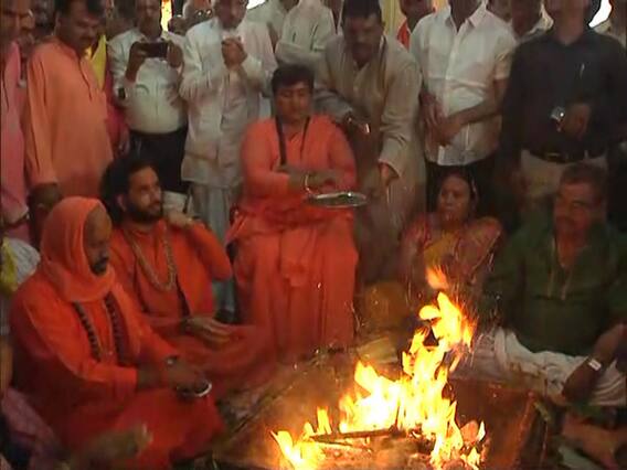 Sadhvi Pragya Vs Digvijaya Singh: It is all about pooja and havans