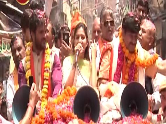 Sapna Chaudhary, Khesari Lal Yadav do campaign for Manoj Tiwari in Delhi