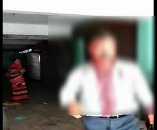 ব্যারাকপুরে বহুতল বাড়ির নীচে আক্রান্ত স্থানীয় বাসিন্দারা, আহত শিক্ষক সহ বেশ কয়েকজন, অভিযোগের তির তৃণমূলের দিকে Lok Sabha Election 2019 - Men attacked by miscreants close to TMC at Barrackpore ব্যারাকপুরে বহুতল বাড়ির নীচে আক্রান্ত স্থানীয় বাসিন্দারা, আহত শিক্ষক সহ বেশ কয়েকজন, অভিযোগের তির তৃণমূলের দিকে