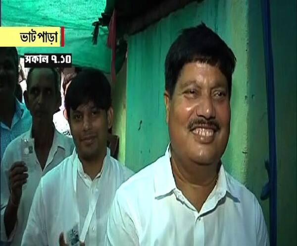 Lok Sabha Election 2019: Arjun Singha cast his vote with his son in Bhatpara by-poll ভাটপাড়া উপ নির্বাচনে পুত্রকে নিয়ে ভোট দিলেন অর্জুন সিংহ