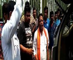 মুকুল রায়ের গাড়ি আটকে দফায় দফায় তল্লাশি পুলিশের, রাজ্যের মন্ত্রীর গাড়িতে টাকাভর্তি ব্যাগ থাকলেও তল্লাশি হয় না, তোপ বিজেপি নেতার