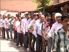 कड़ी धूप के बावजूद लखनऊ में वोट डालने के लिए पहुंच रहे हैं मतदाता, देखिए किन मुद्दों पर करेंगे वोट