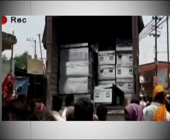 ইভিএম বদলের আশঙ্কায় বিক্ষোভ, পাহারায় তৃণমূল, উদ্বিগ্ন প্রণব, আশ্বাস কমিশনের, দেখুন আরও খবর - ফটাফট 