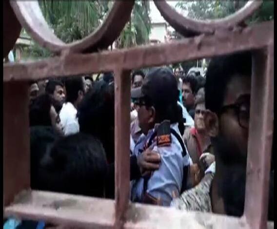 বিশ্বভারতীতে ফি-বৃদ্ধির প্রতিবাদে ঘেরাও উপাচার্য, ভাটপাড়ায় অশান্তি, একে অপরকে দায়ী করছে শাসক-বিরোধী, দেখুন আরও খবর এক ঝলকে