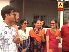 मध्य प्रदेश: इंदौर में एक साथ वोट डालने पहुंचा पूरा परिवार, कहा- 'पहले मतदान फिर घर का काम'
