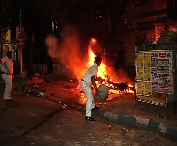 কলেজে ঢুকে তান্ডব, জ্বলল বাইক, ‘বিজেপির গুন্ডা বাহিনীর কাজ’ অভিযোগ বিদ্যাসাগর কলেজের ছাত্রদের Lok Sabha Election 2019: ‘BJP goons entered into College, set fire to bikes’- Students কলেজে ঢুকে তান্ডব, জ্বলল বাইক, ‘বিজেপির গুন্ডা বাহিনীর কাজ’ অভিযোগ বিদ্যাসাগর কলেজের ছাত্রদের