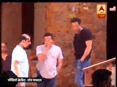 अजय देवगन के पिता का निधन, सांत्वना देने पहुंचे संजय, शाहरुख समेत कई बड़े सितारे