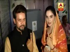 बीजेपी नेता अनुराग ठाकुर ने अपने परिवार के साथ हिमाचल के हमीरपुर में डाला वोट