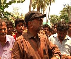 ভাঙড়ে অন্যের হয়ে ভোট দেওয়ার সময় একজনকে হাতনাতে পাকড়াও করলেন যাদবপুরের সিপিএম প্রার্থী বিকাশরঞ্জন ভট্টাচার্য