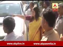 મતદાન દરમિયાન મેનકા ગાંધી અને મહાગઠબંધનના ઉમેદવાર વચ્ચે બબાલ, બોલી- દબંગાઇ નહીં ચાલે, જુઓ વીડિયો