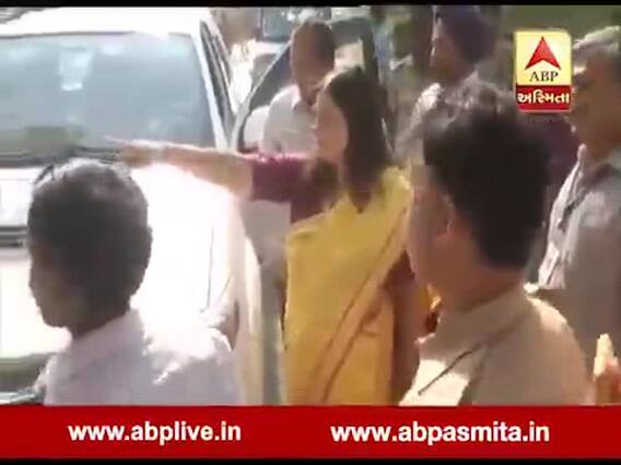 મતદાન દરમિયાન મેનકા ગાંધી અને મહાગઠબંધનના ઉમેદવાર વચ્ચે બબાલ, બોલી- દબંગાઇ નહીં ચાલે, જુઓ વીડિયો