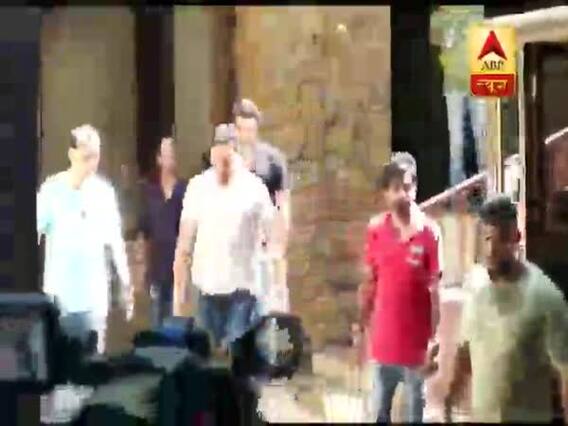 अजय देवगन के पिता वीरू देवगन का निधन, ढाढस बधाने पहुंचे सनी देओल