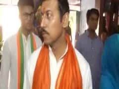 Rajyavardhan Singh Rathore reaches polling booth to caste his vote
