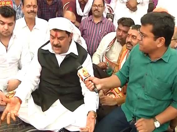 Hawan being performed outside Congress headquarters in Delhi