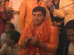 प्रचार नहीं तो पूजा सही, भोपाल के कर्फ्यू वाली माता के मंदिर में साध्वी प्रज्ञा ने जमाई भजन मंडली