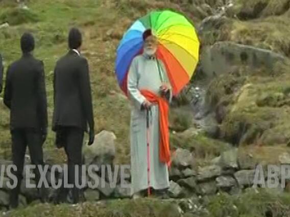 केदारनाथ में बाबा के दर्शन के बाद गुफा की तरफ बढ़े PM मोदी, लगाएंगे ध्यान