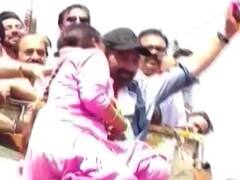 पंजाब: रोड शो कर रहे सनी देओल को महिला ने गले लगाकर कर लिया 'किस', देखिए