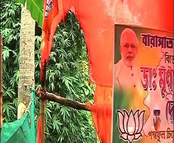 বারাসাত লোকসভা কেন্দ্রের নিউ টাউনের কদমপুকুরে বিজেপির ক্যাম্প অফিসে আগুন, অভিযোগ তৃণমূলের বিরুদ্ধে Lok Sabha Election 2019- BJP camp office set fire by TMC goons in New Town, Barasat বারাসাত লোকসভা কেন্দ্রের নিউ টাউনের কদমপুকুরে বিজেপির ক্যাম্প অফিসে আগুন, অভিযোগ তৃণমূলের বিরুদ্ধে