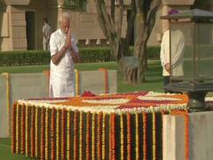 PM મોદી આજે સાંજે સાત વાગ્યે લેશે શપથ, શપથવિધિ પહેલા બાપુને કર્યા નમન, જુઓ વીડિયો