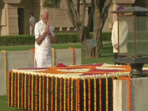 PM મોદી આજે સાંજે સાત વાગ્યે લેશે શપથ, શપથવિધિ પહેલા બાપુને કર્યા નમન, જુઓ વીડિયો