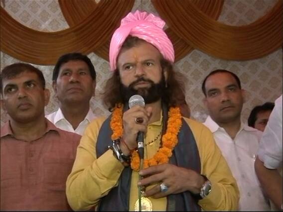 Delhi Ka Dangal: Watch Hans Raj Hans' musical campaigning